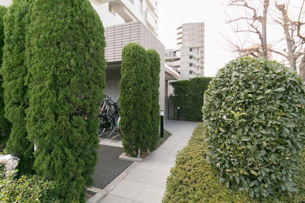 20台収容駐輪場、10台収容の駐車場を敷地内に設置。