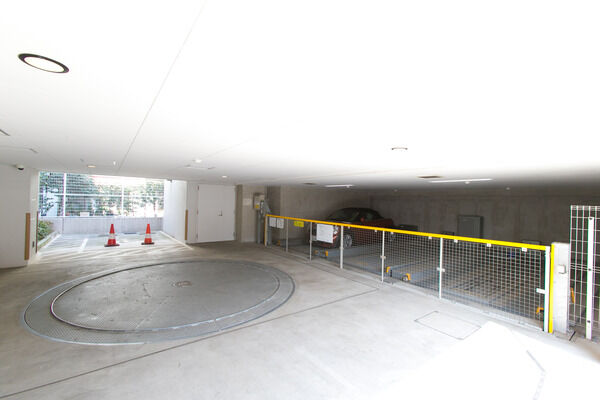 敷地内には、駐車場が約8台設置されています。 敷地内には、駐車場が約8台設置されています。