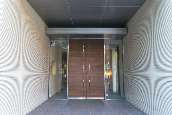 ボーダータイルに包まれ、風格を感じるエントランス。