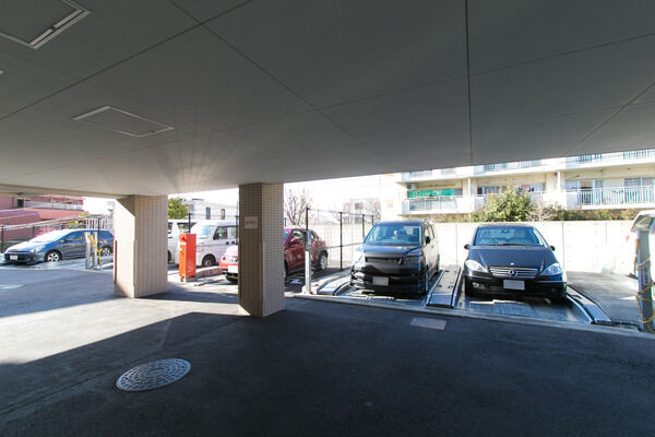 建物北側にある駐車場。車道は広く取っています。