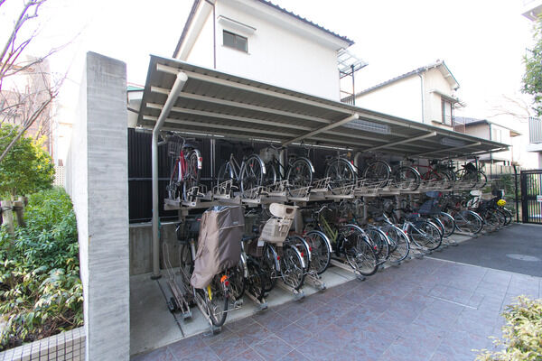 利用しやすく１台ずつ整理された駐輪場。