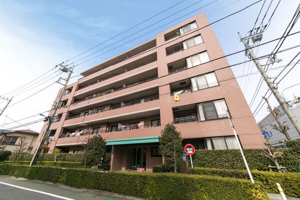 【蓮根城北公園パークホームズ】御成塚通りの銀杏波木越しに見える地上6階建て、総戸数34戸のコミュニティ。		