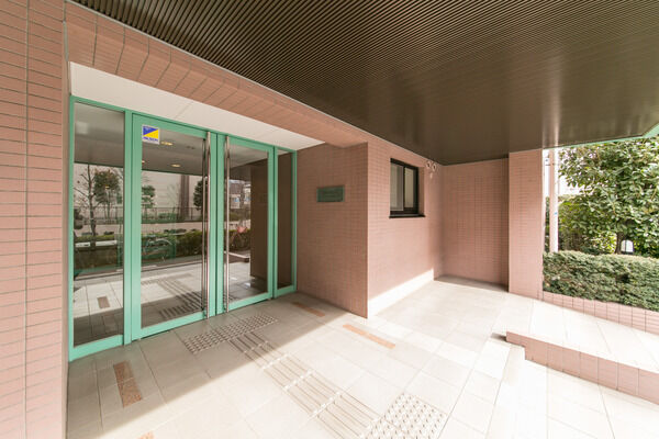 エントランスホールは、優しいダウンライトを用いた和やかなイメージ。		