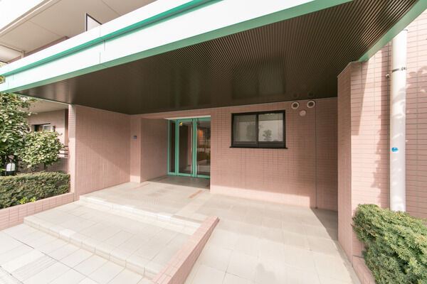 訪れたゲストは、玄関先のドアスコープとインターフォンで確認後、開錠。		