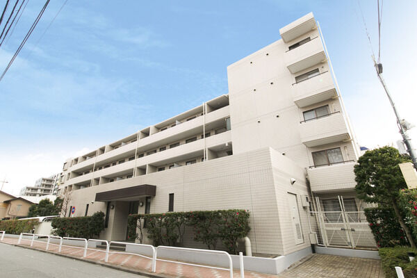 【蓮根パーク・ホームズ】室内は高い天井で気持ち伸びやか。広々と開放的な印象のお部屋に。		