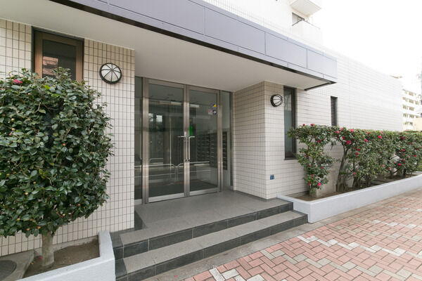 豊かな植栽に囲まれたエントランスはホテルライク。		