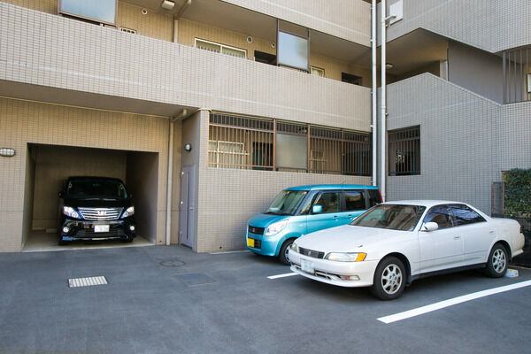 11台収容の駐車場を設置。