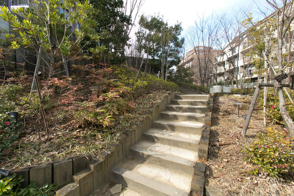 敷地内は約4,000本の木々が四季折々の物語を展開。五感で季節を楽しめます。		