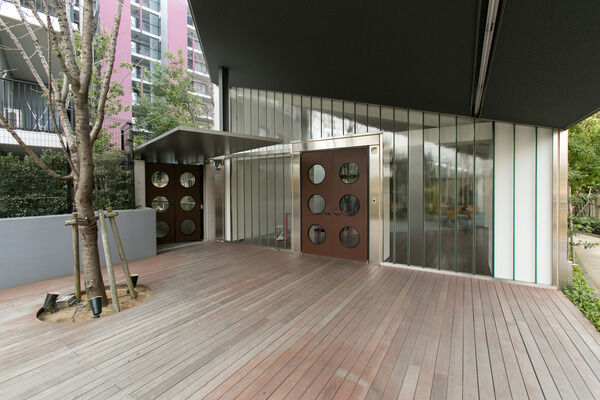 コミュニケーションを生む「フォレストスクエア」。ライブラリースペースも用意。		