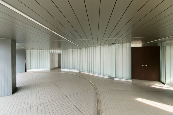 曲線と直線で構成されたエントランス。シームレスガラスからほのかな光が溢れます。		