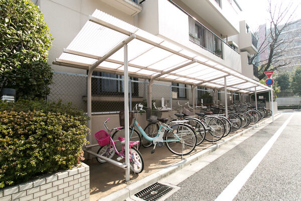 自転車置き場は全戸分にあたる約23台を収容可能。		