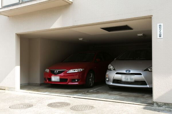駐車スペースは3台分を用意。ビルトインガレージで愛車を守ります。		