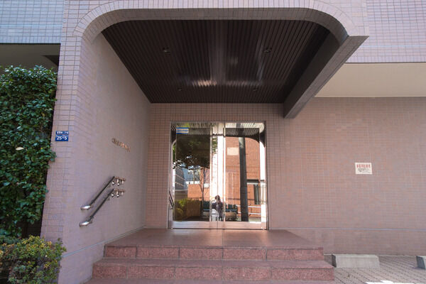 【ときわ台パークホームズ】床は御影石、壁は大理石を使用した高級感あふれるエントランスホールにつながる。 【ときわ台パークホームズ】床は御影石、壁は大理石を使用した高級感あふれるエントランスホールにつながる。