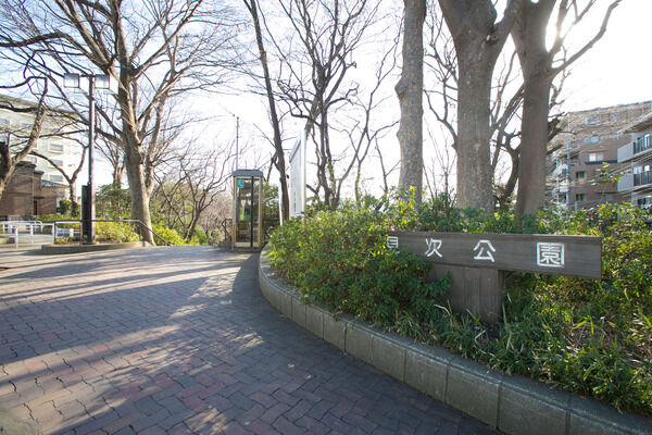 くつろぎスポットである「見次公園」まで約950ｍ（徒歩12分）。