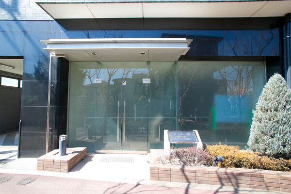 【パークホームズ常盤台】エントランスホール内の壁面は、重厚で清潔感ある大理石の割肌仕上げ。 【パークホームズ常盤台】エントランスホール内の壁面は、重厚で清潔感ある大理石の割肌仕上げ。