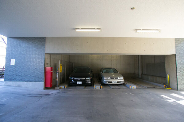 15台収容の駐車場は、敷地内に設置。内1台