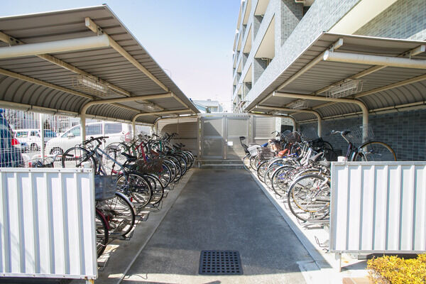 40台収容の駐輪場は、平置ラック式を採用。