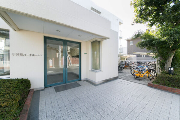 エントランス横に全住戸分の自転車置き場があります。		