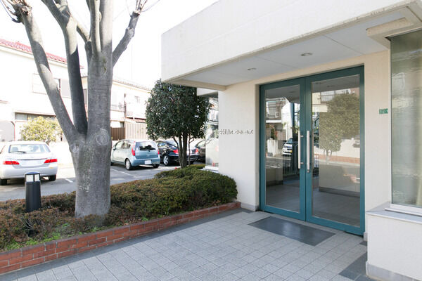 敷地の北側に10台分の駐車スペースを設けています。		