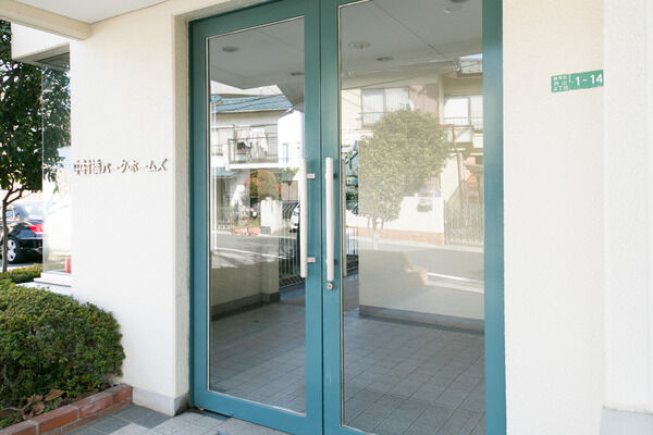 ガラスにブルーのサッシが爽やかなエントランスドア。		