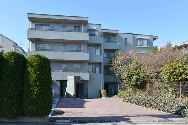 【パークハイム桜台】1992年竣工、地上3階建て総住戸数15戸の小規模マンションです。 【パークハイム桜台】1992年竣工、地上3階建て総住戸数15戸の小規模マンションです。