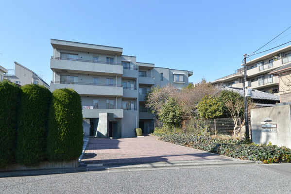 【パークハイム桜台】植栽で彩られた清潔感と開放感のあるマンションアプローチ。 【パークハイム桜台】植栽で彩られた清潔感と開放感のあるマンションアプローチ。