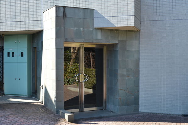 マンションエントランスは、オートロックを設置。