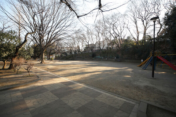 春には桜が咲き、お花見スポットでもある「高稲荷公園」まで約350ｍ（徒歩5分）。