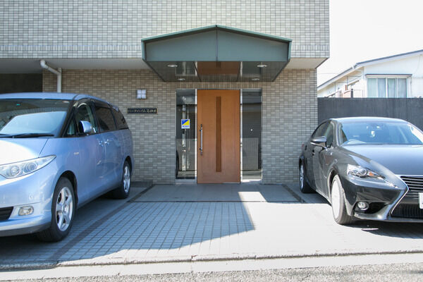 ぬくもりもあるナチュラル感覚あふれるドアが、住まう人を優しく迎えます。		