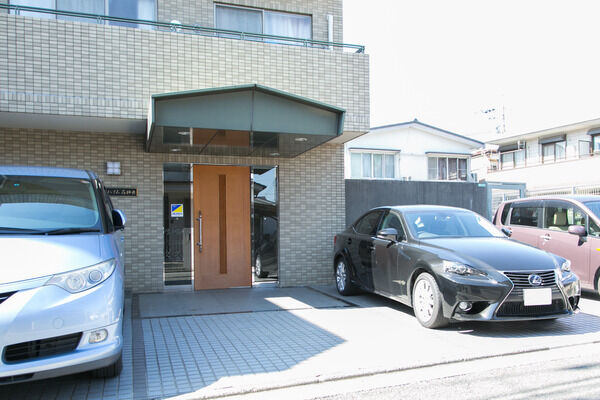 エントランス脇に設置した駐車場でお出かけもラクラク。		