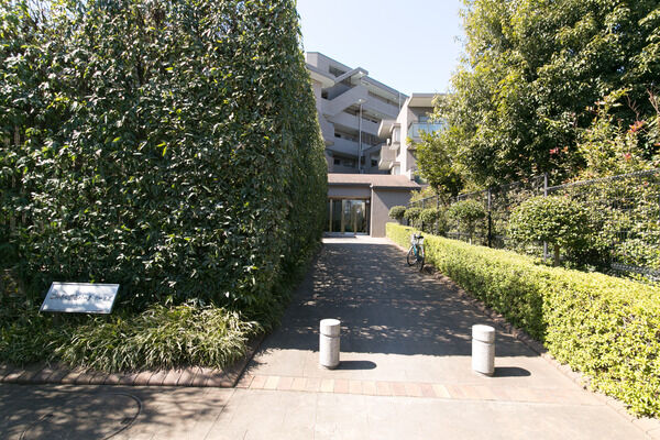 敷地内にはグリーンをふんだんに植栽。品格ある空間美を創造します。		