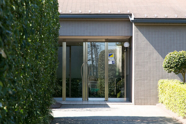 アプローチの床には、オーストラリアから輸入したレンガを使用。		