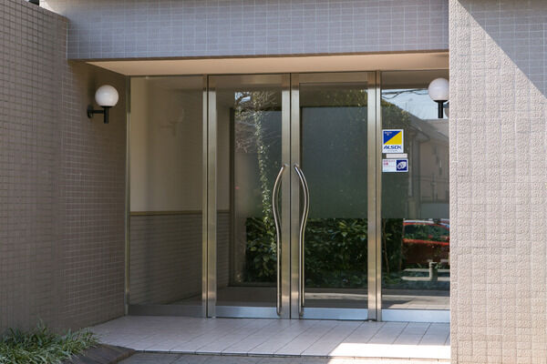 200角の磁器タイルにダウンライトがやさしく光を落とすエントランス。		