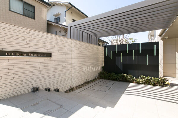 清潔感と高級感を併せ持つホテルライクなエントランス。		