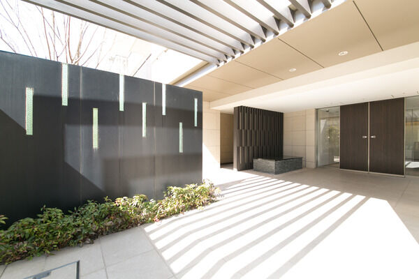 迎賓の心を形にしたエントランス。光とガラスで輝きを表現しています。		