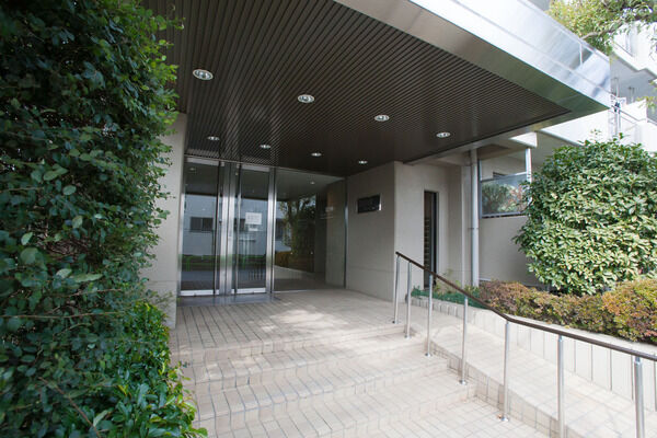 【石神井公園パークファミリア】バリアフリー対応のスロープがあり、安心です。		 【石神井公園パークファミリア】バリアフリー対応のスロープがあり、安心です。