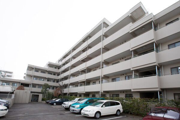 敷地内には、28台分を用意し、セルシオクラスの大型車にも対応しています。		 敷地内には、28台分を用意し、セルシオクラスの大型車にも対応しています。