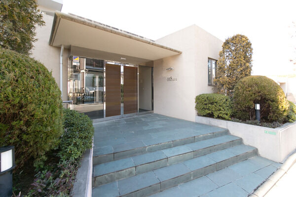 エントランスアプローチの階段を進むと、パティオのあるエントランスへ続きます。