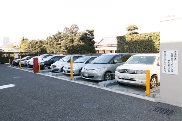 敷地内に設置された機械式駐車場。ここにも潤いの緑があふれています。