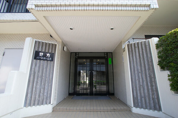 【野方パーク・ホームズ】オートロックを設置しているエントランス。