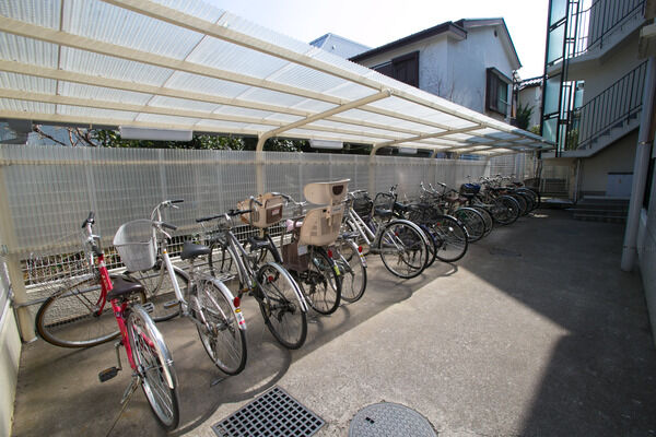 天候の悪い日ほど、有難さを感じる屋根付の駐輪場は18台の駐輪が可能です。		