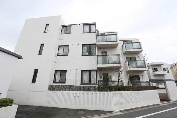 【中村橋タウンホーム】南向き住戸を中心とした、採光性の高いデザインです。		