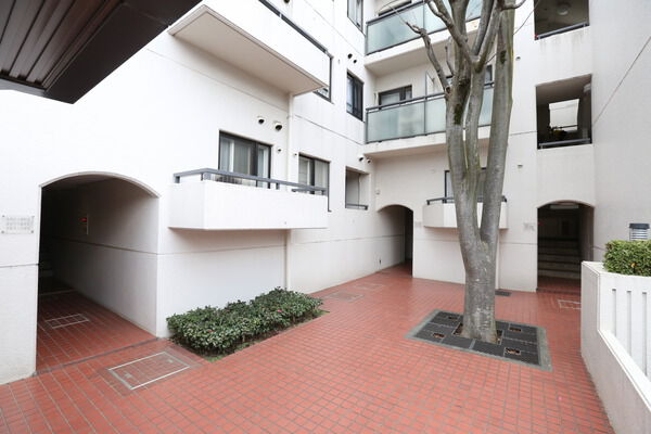 【中村橋タウンホーム】低層3階建、しゃれたゲートが訪れる人を優しく出迎えます。		