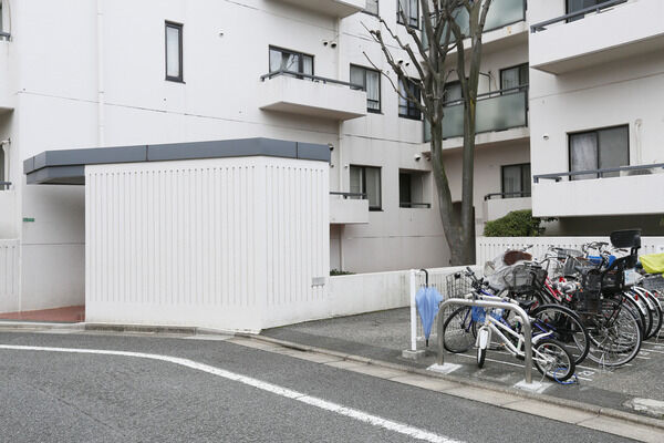 格調高い美しい磁器タイル貼りのエントランス。		