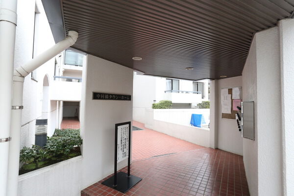 全住戸が明るい印象を与えるライトコート（外部吹抜け）に面しています。		