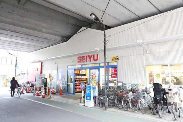 商業施設「西友中村橋店」まで約840m（徒歩11分）。		