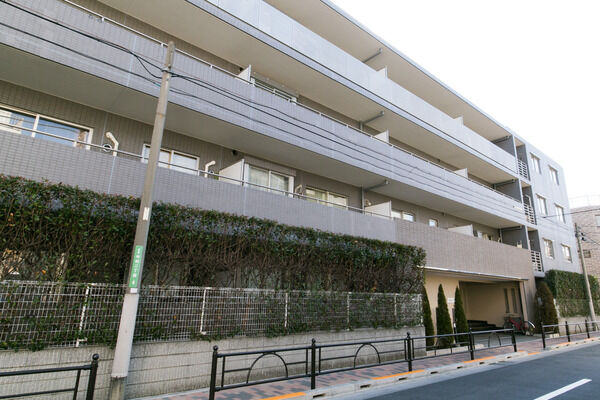 【中村橋南パークホームズ】1階部分の植栽が、行き交う人々の視線を遮り、町に潤いをもたらせます。 【中村橋南パークホームズ】1階部分の植栽が、行き交う人々の視線を遮り、町に潤いをもたらせます。