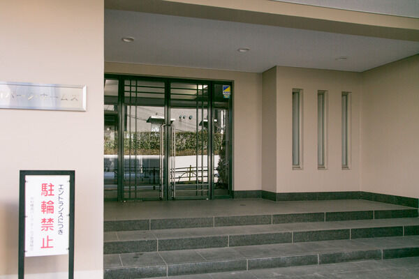 石造りの床が格調の高さを物語るエントランス。		