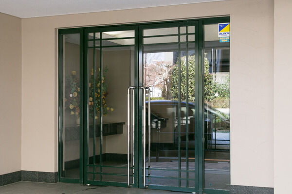 安全と安心を兼ね備えたオートロック、電動シャッター、宅配ロッカー。		