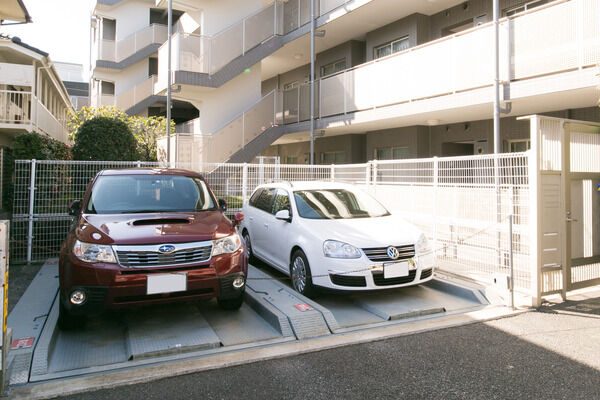 6台収容可能な3段ピット式機械式駐車場を設置。		